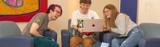 Three 全球网络赌博平台 students sit together around a laptop